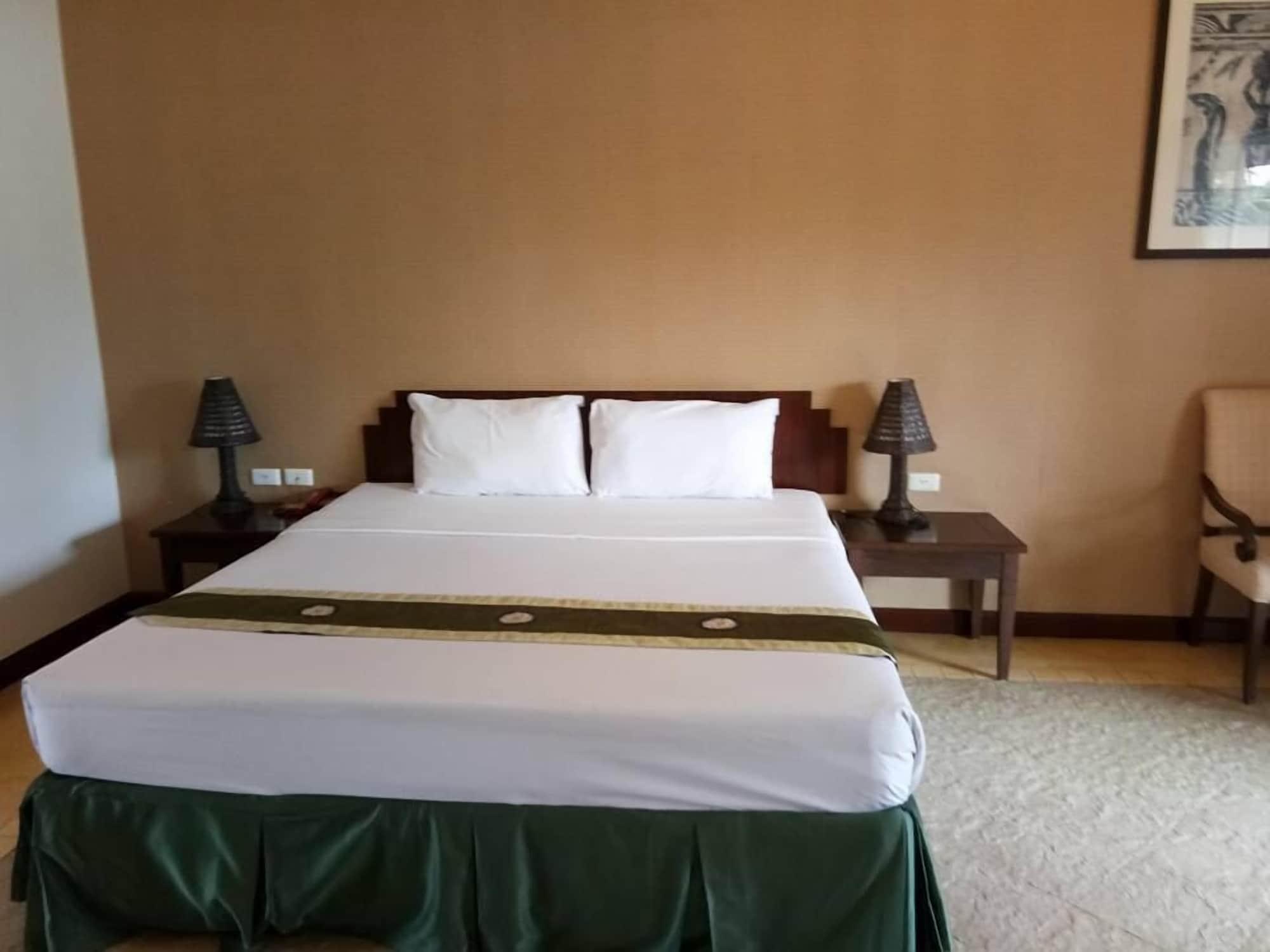 Golden Pine Beach Resort Pran Buri Esterno foto