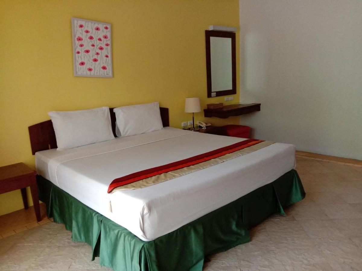 Golden Pine Beach Resort Pran Buri Esterno foto