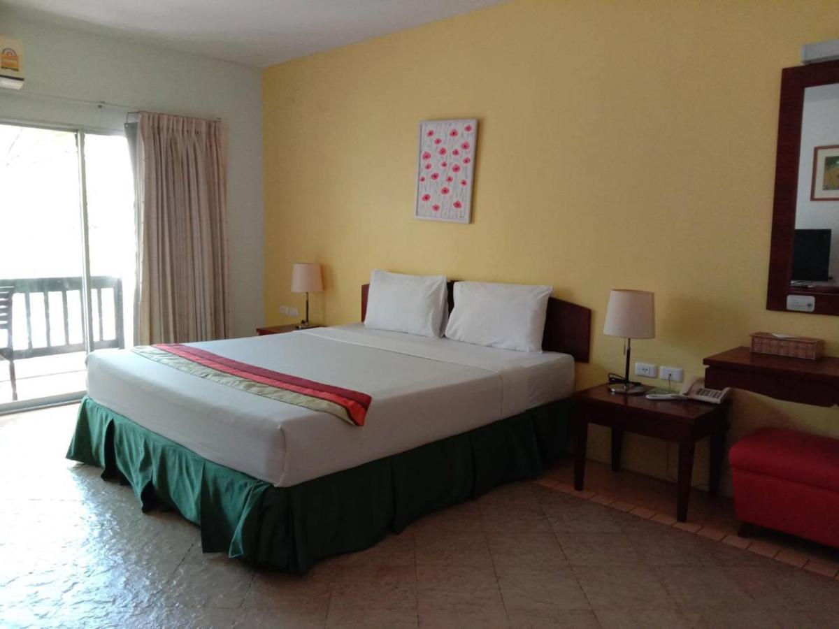 Golden Pine Beach Resort Pran Buri Esterno foto
