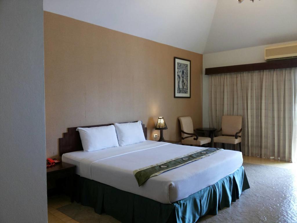 Golden Pine Beach Resort Pran Buri Esterno foto