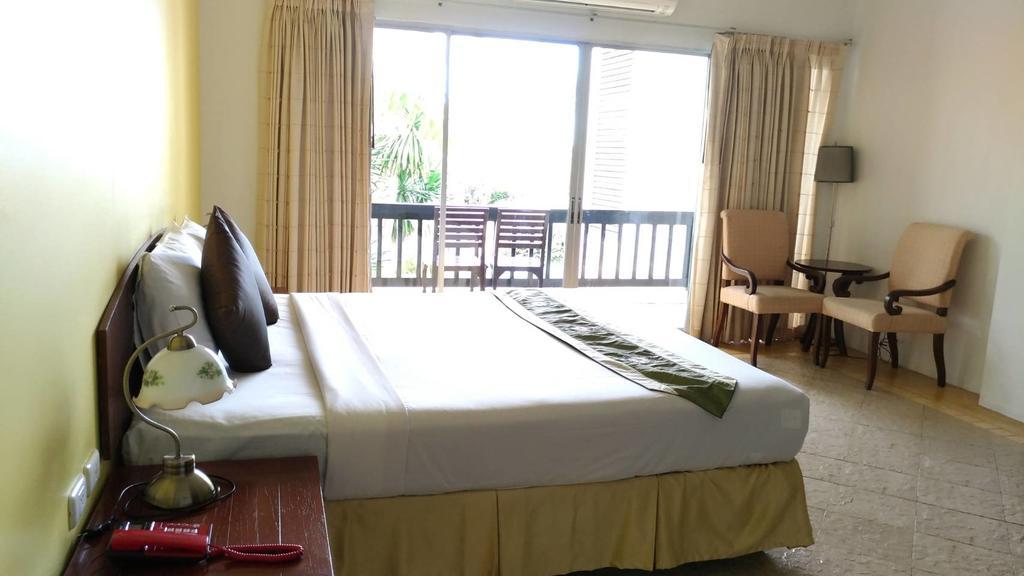 Golden Pine Beach Resort Pran Buri Esterno foto