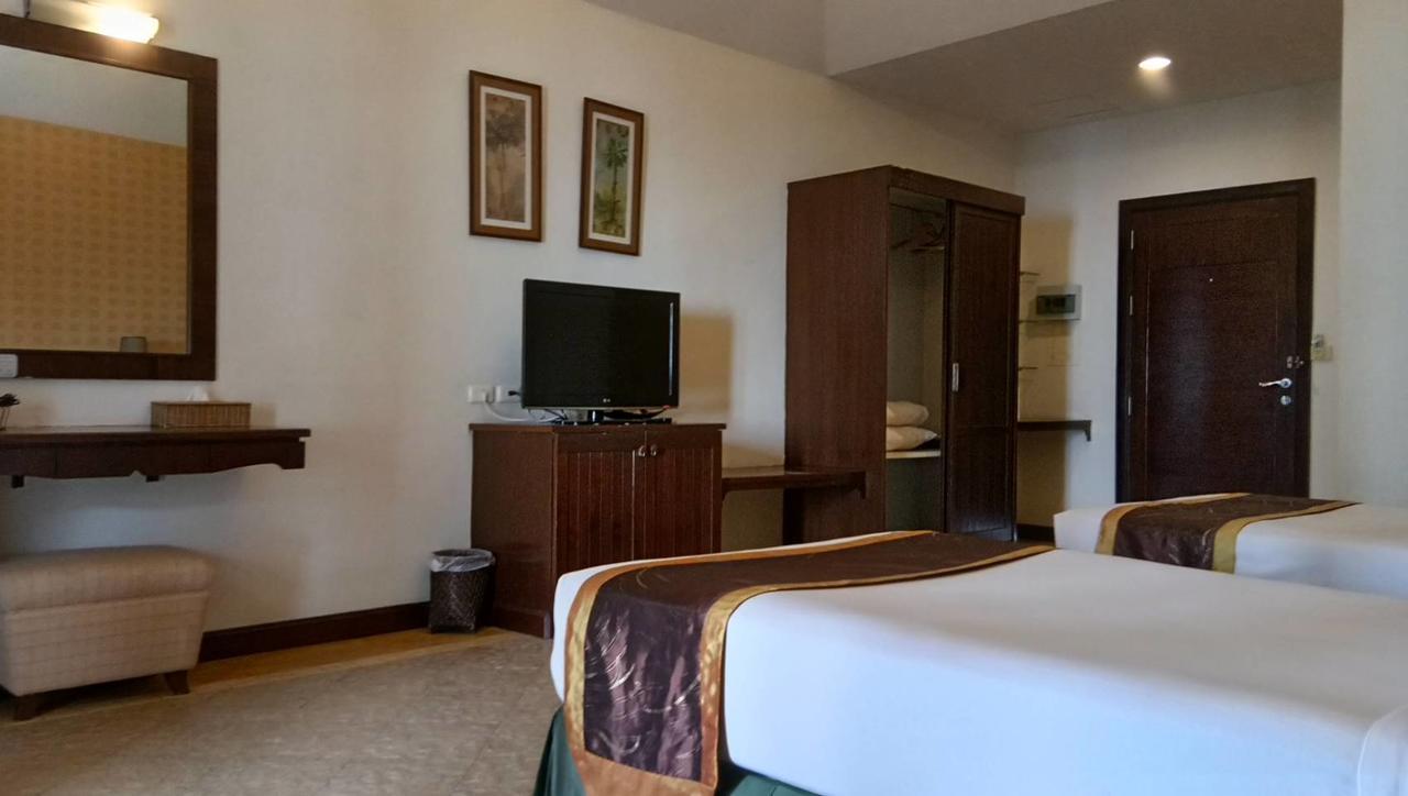 Golden Pine Beach Resort Pran Buri Esterno foto