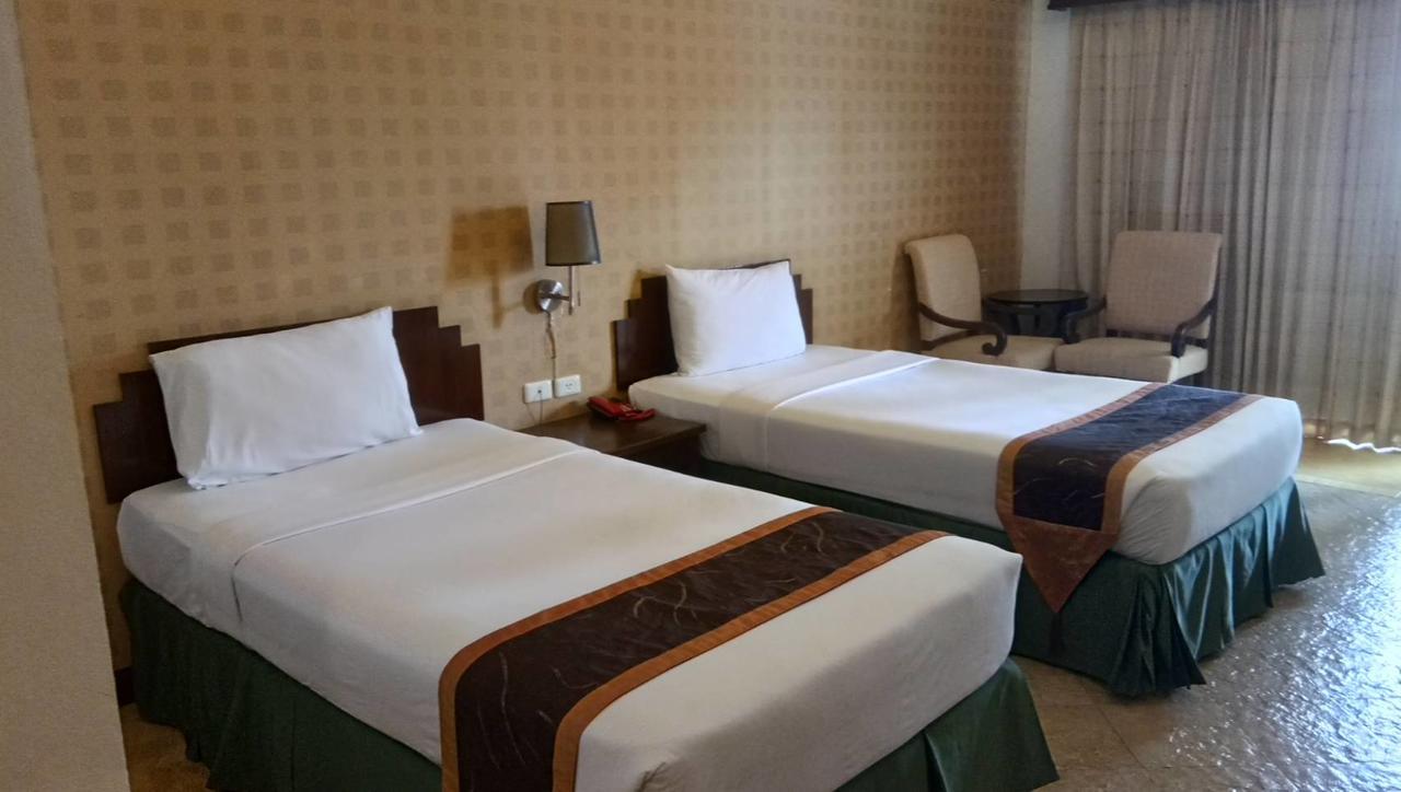 Golden Pine Beach Resort Pran Buri Esterno foto