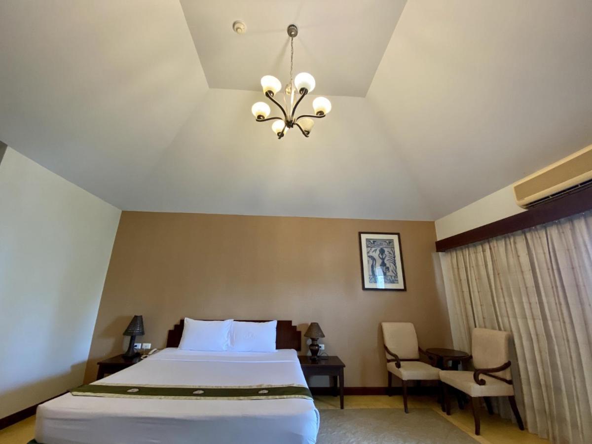 Golden Pine Beach Resort Pran Buri Esterno foto